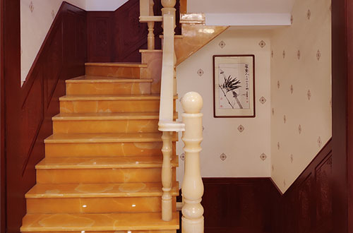 寿宁中式别墅室内汉白玉石楼梯的定制安装装饰效果
