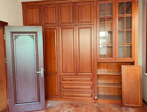 寿宁中式家庭装修里定制的实木衣柜效果图
